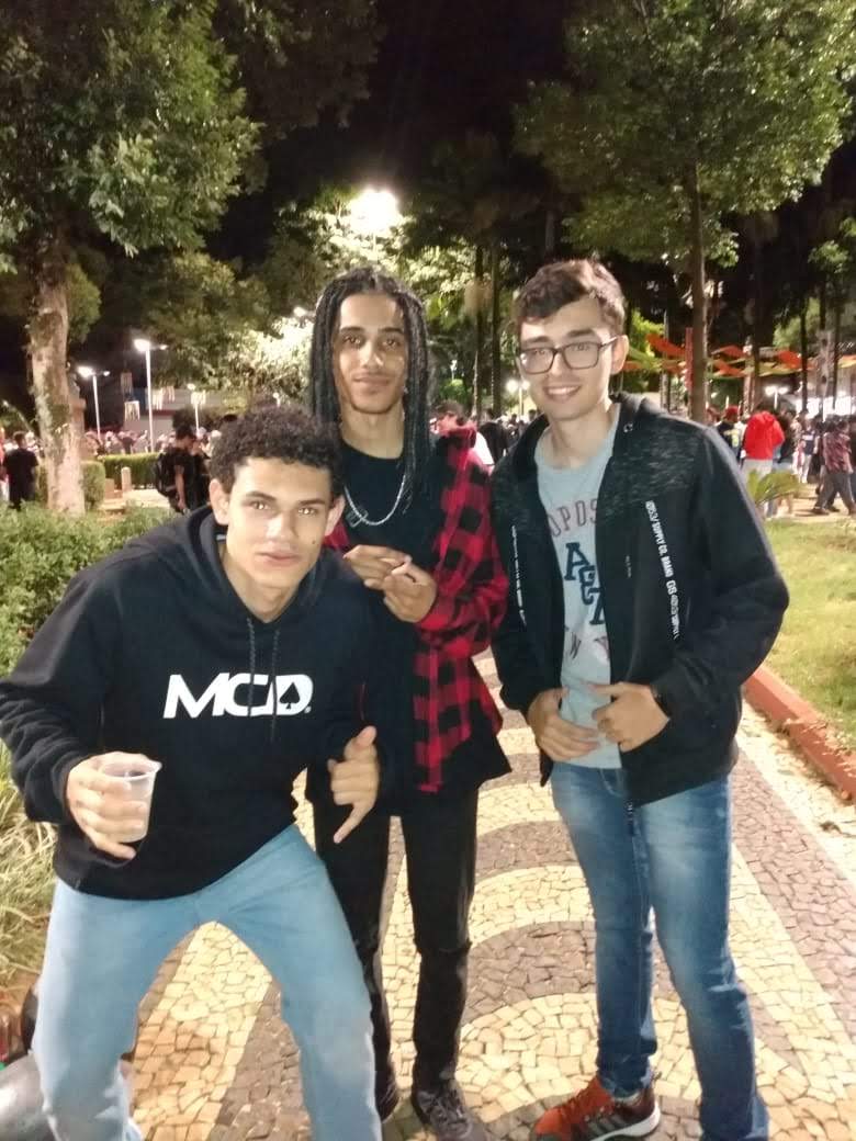 UM COME, UM PEIDA E O OUTRO CAGA